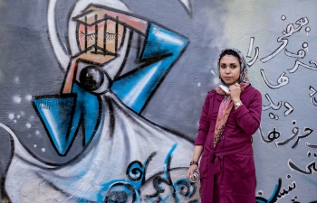 ©Delphine Renou/Wostok Press/Maxppp
Kabul, Afghanistan
18/10/2013
Shamsia Hassani graffeuse afghane peint des femmes en burqa sur le mur de l organisme The Venue
Shamsia Hassani afghan painter graffiti women in burqa in The Venue (MaxPPP TagID: maxpeopleworld781088.jpg) [Photo via MaxPPP]