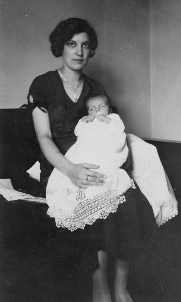 Antoinette et JC naissant juin 1932 à St-Henri.jpg (360×600)
